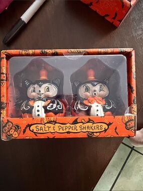 Design by Johanna Parker bats salt and pepper shaker nwt